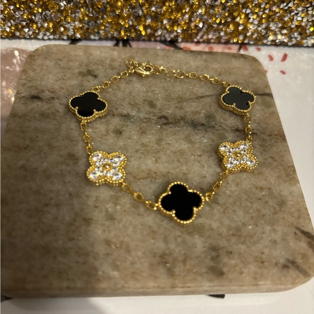 Clover bracelet with black ónix and 18k gold platino and beautiful zircons ✨✨